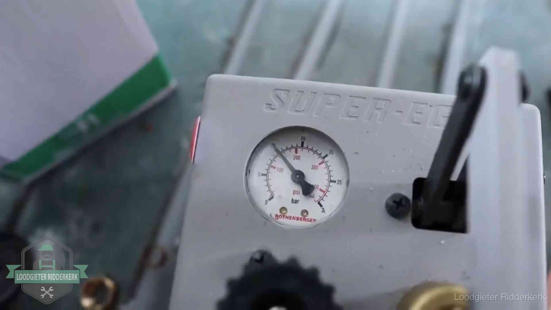 Verzekerd en aansprakelijk in Ridderkerk Manometer van een afperspomp bij controle van nieuw leidingwerk in Ridderkerk