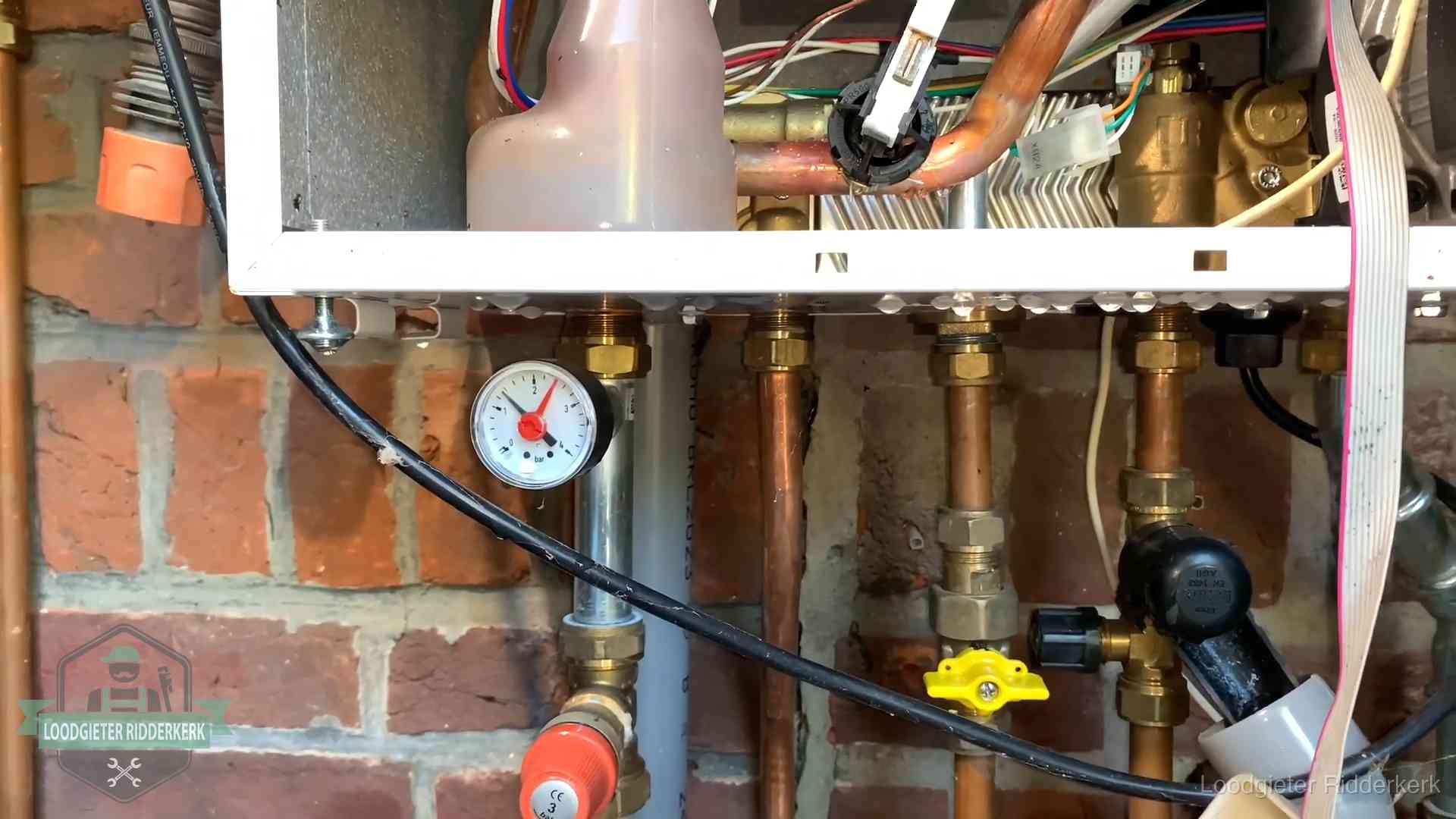 Cv-ketel verliest druk in Ridderkerk Manometer en aansluitleidingen onder een cv-ketel in Ridderkerk bij controle op drukverlies