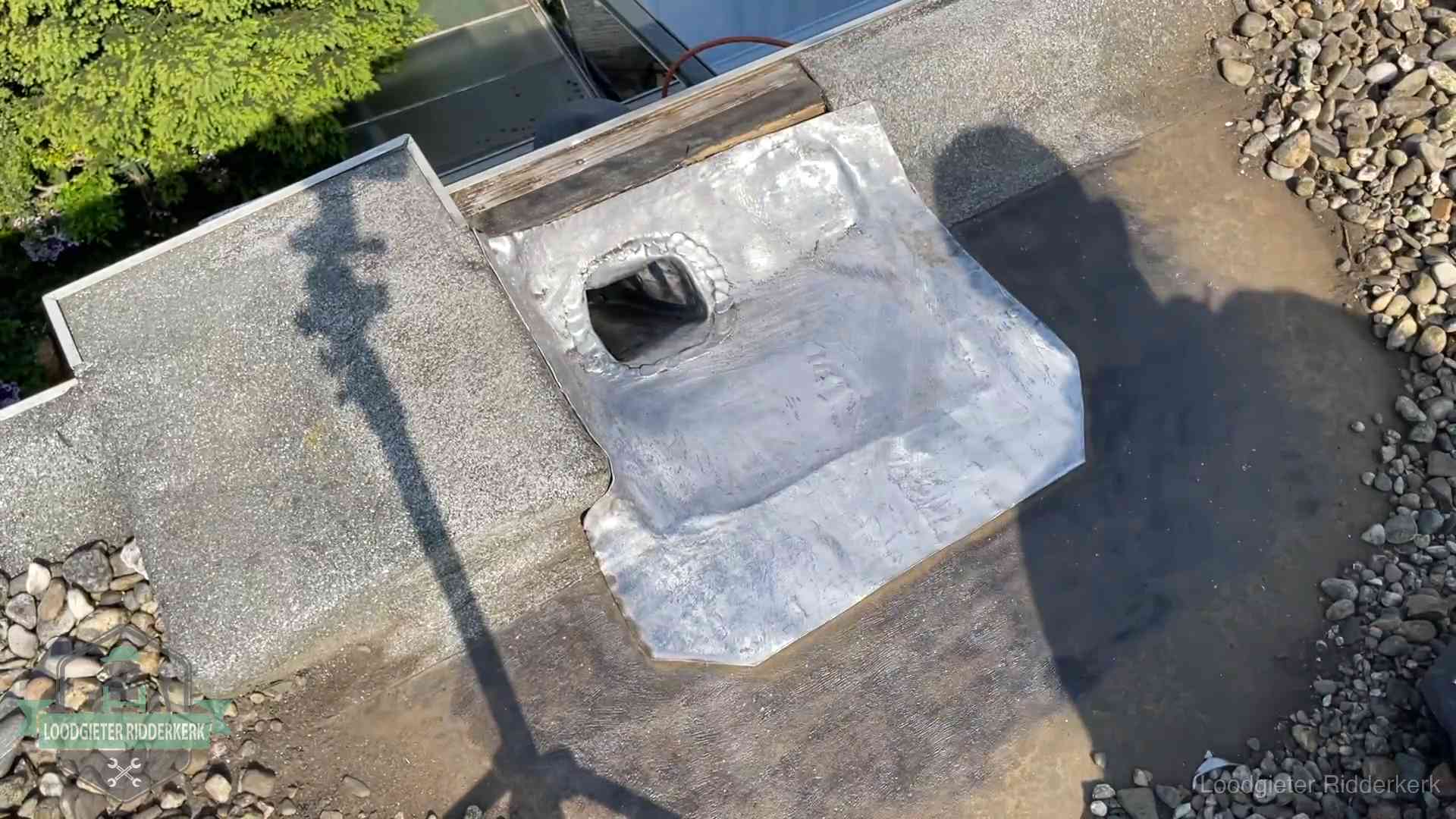 Vers afgedichte dakdoorvoer met lood en zink op een plat dak in Ridderkerk