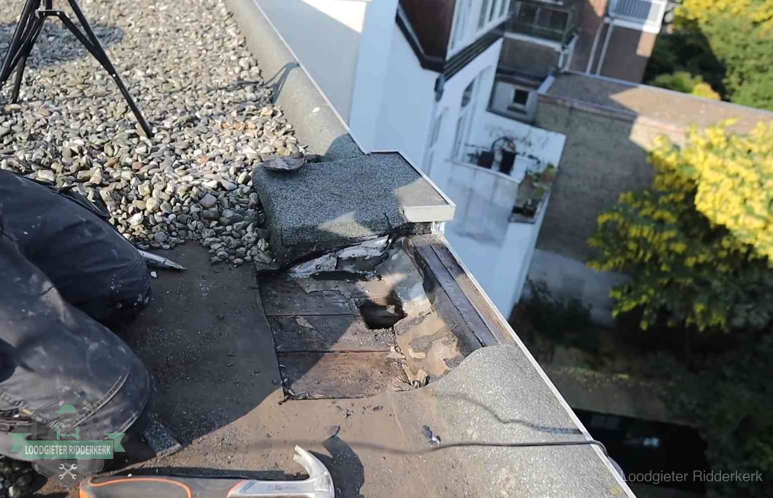 Opengelegde dakrand met verrot dakbeschot door een langdurige daklekkage in Ridderkerk
