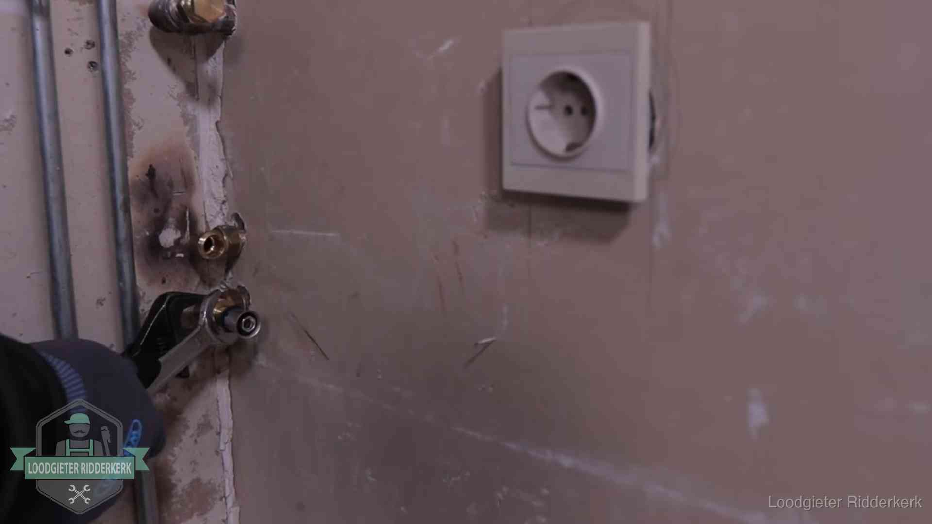 Erkend vakmanschap in Ridderkerk Monteur draait een perskoppeling vast op een leidingaansluiting in Ridderkerk