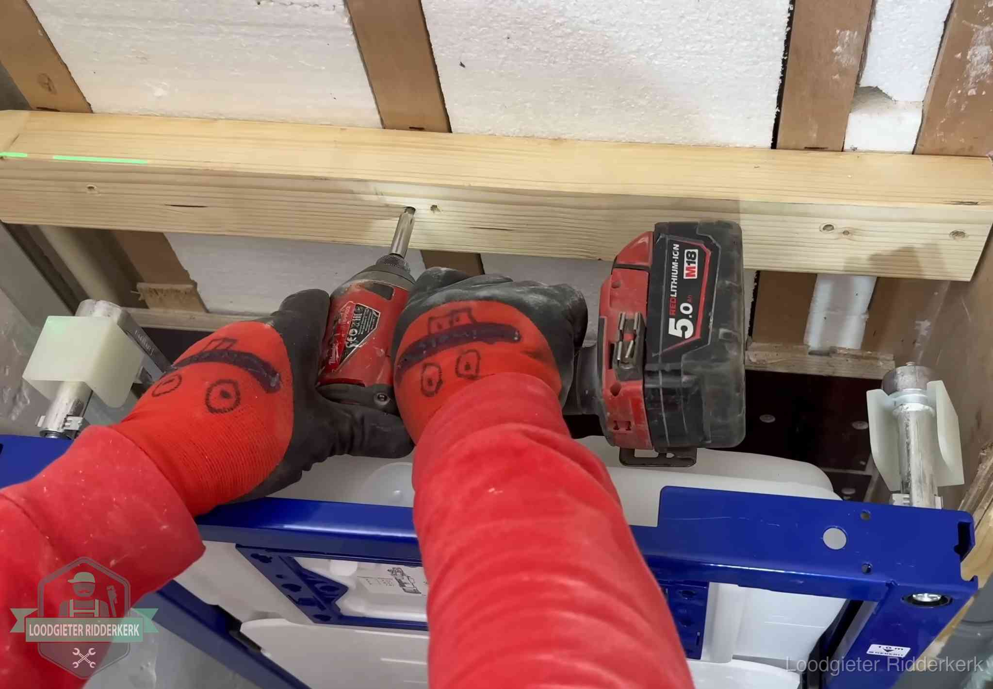 Monteur bevestigt een inbouwreservoir voor een hangend toilet in Ridderkerk