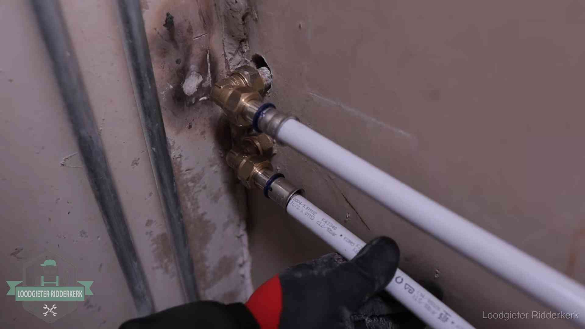 Kwaliteitsnormen voor loodgieterswerk in Ridderkerk Meerlagenbuizen met keurmerk en rvs persfittingen op muuraansluitingen in Ridderkerk