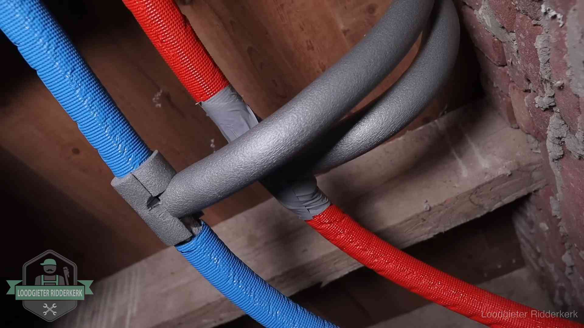 Bevroren leidingen voorkomen in Ridderkerk Geïsoleerde waterleidingen langs houten balken tegen bevriezing in Ridderkerk