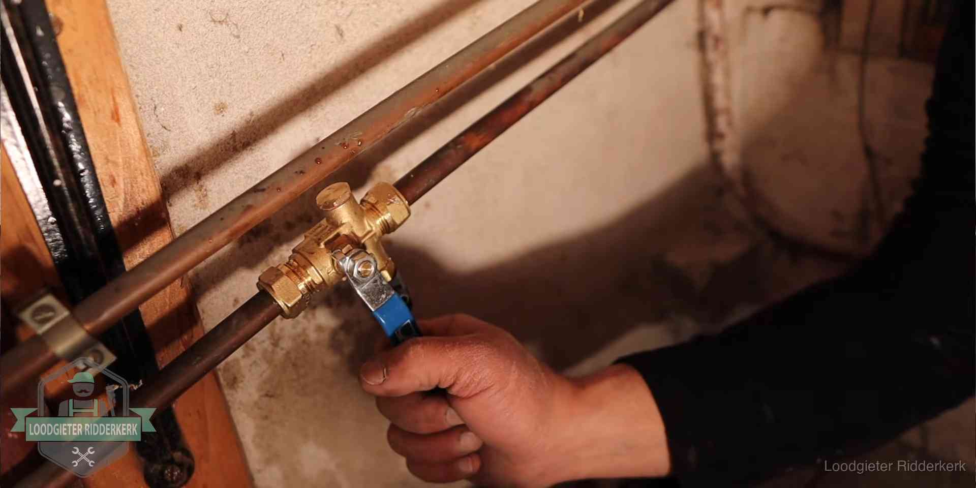 Van opsporen tot herstel in Ridderkerk Loodgieter monteert een messing kraan op oude koperen leidingen na lekdetectie in Ridderkerk