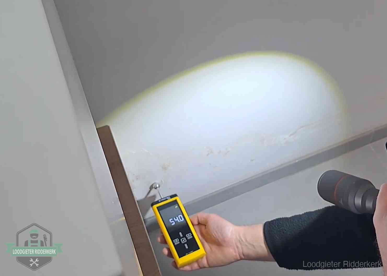 Lekdetectie-technieken in Ridderkerk Vochtmeter tegen een natte wand met lekkagesporen in Ridderkerk