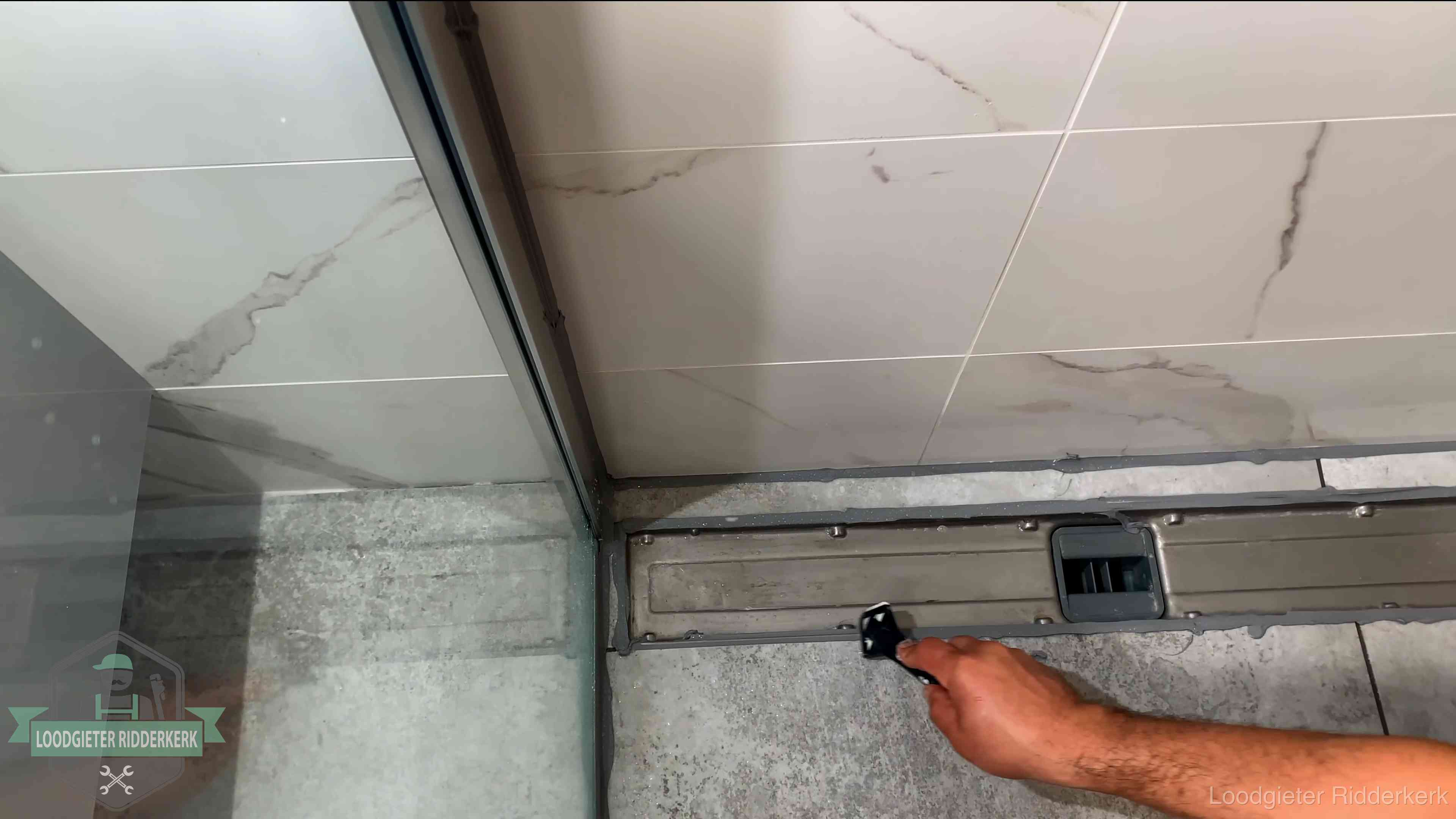 Lekkage in de badkamer verhelpen in Ridderkerk Verse kitrand langs de douchegoot in een betegelde badkamer in Ridderkerk