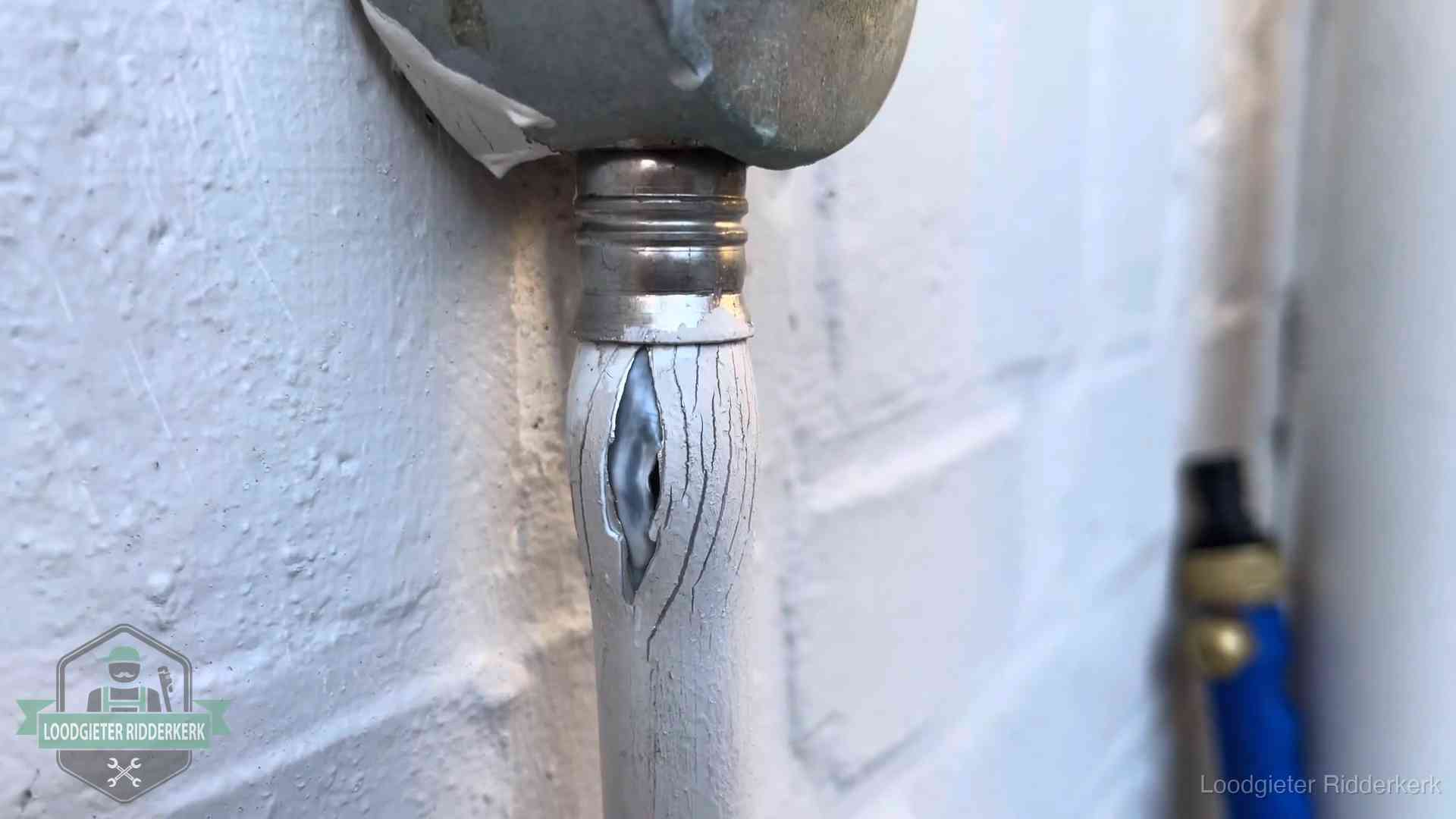 Wanneer lekdetectie in Ridderkerk Oude waterleiding in Ridderkerk waar de verf openscheurt, een stille aanwijzing voor een beginnend lek