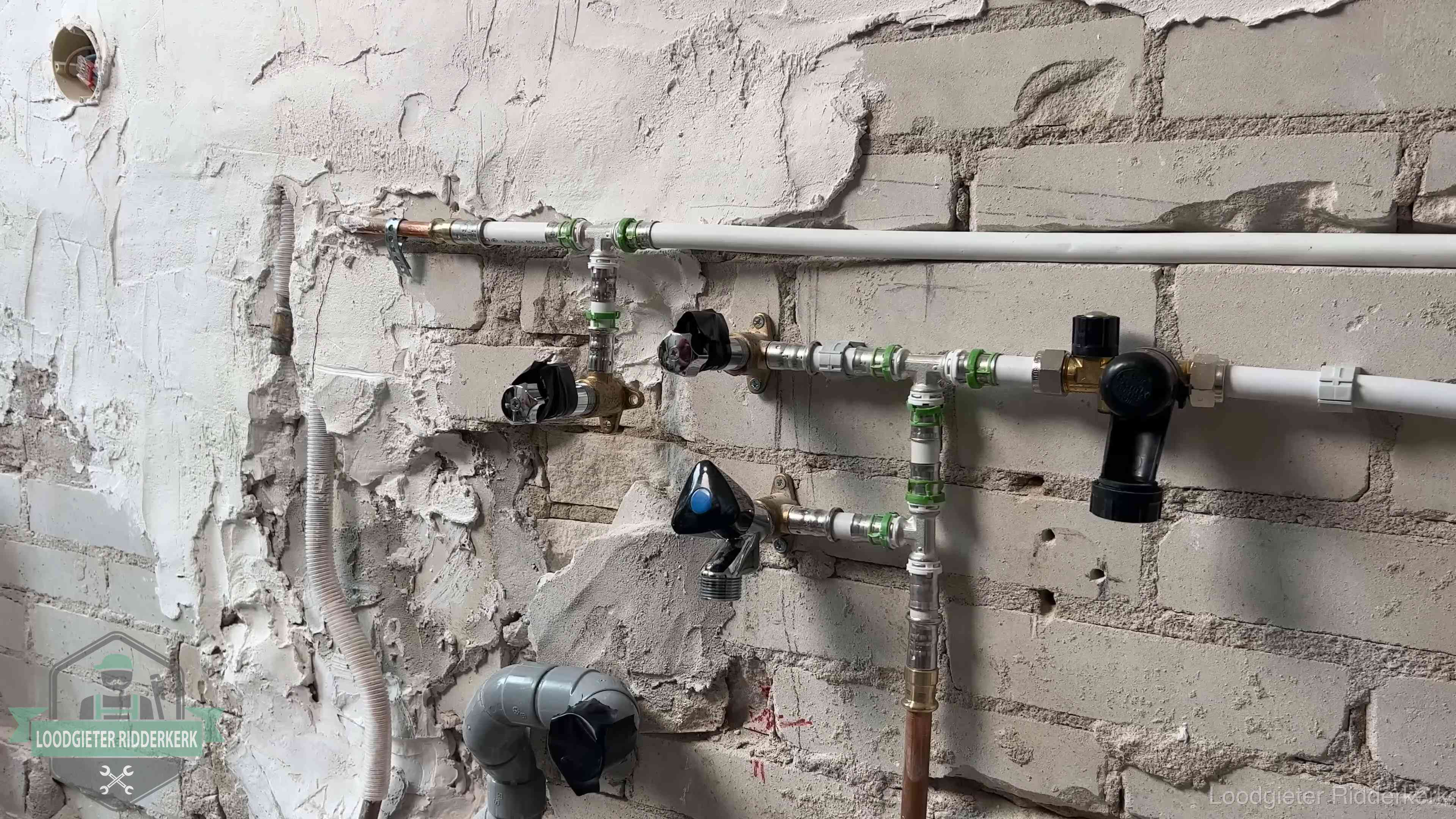 Diensten van ons loodgietersbedrijf in Ridderkerk Nieuw aangelegd leidingwerk met persfittingen tijdens een verbouwing in Ridderkerk