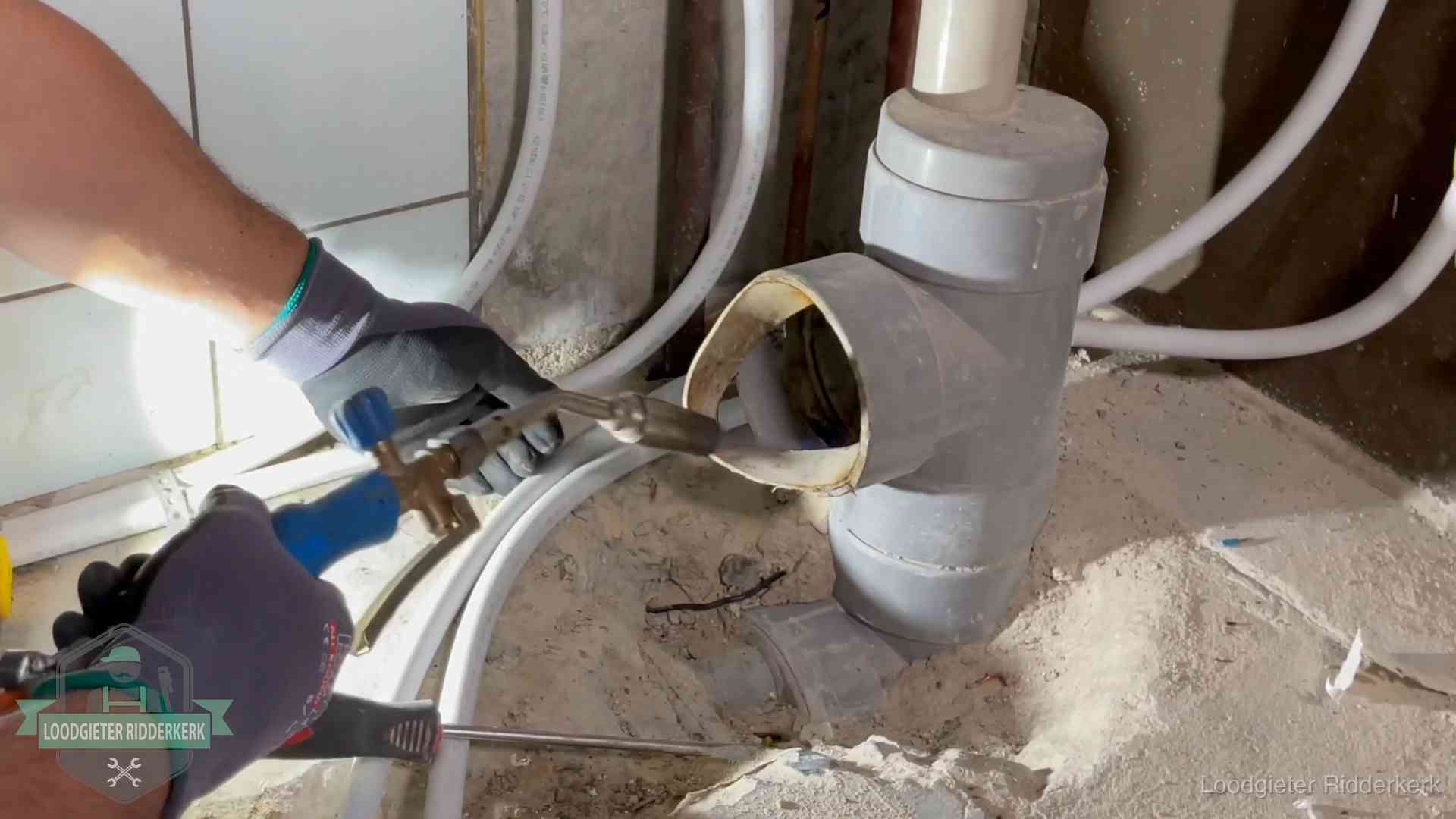 Vakmanschap van onze loodgieters in Ridderkerk Loodgieter werkt met brander en messing kraanwerk aan leidingen in Ridderkerk