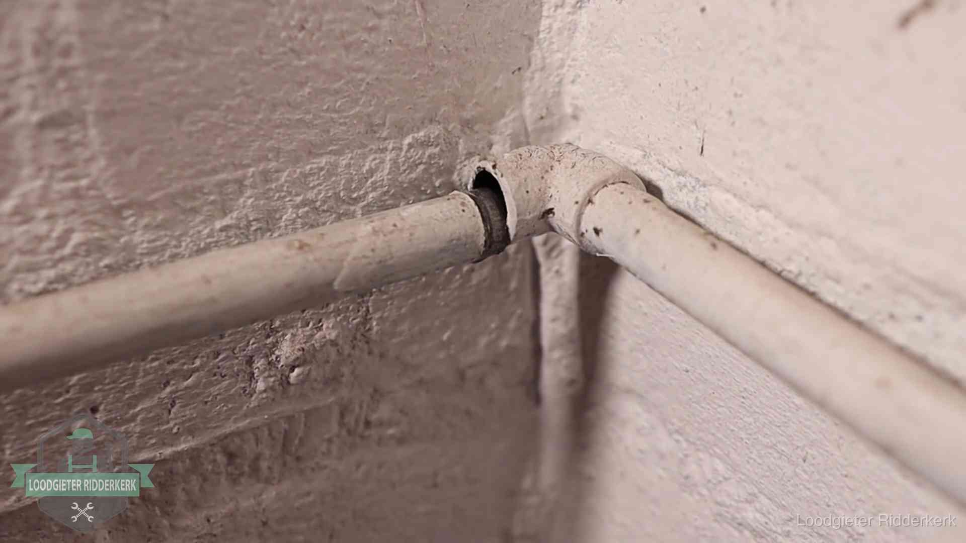 Oude waterleidingen en verborgen lekkage in Ridderkerk Oude geverfde waterleiding met een losliggende fitting in een woning in Ridderkerk