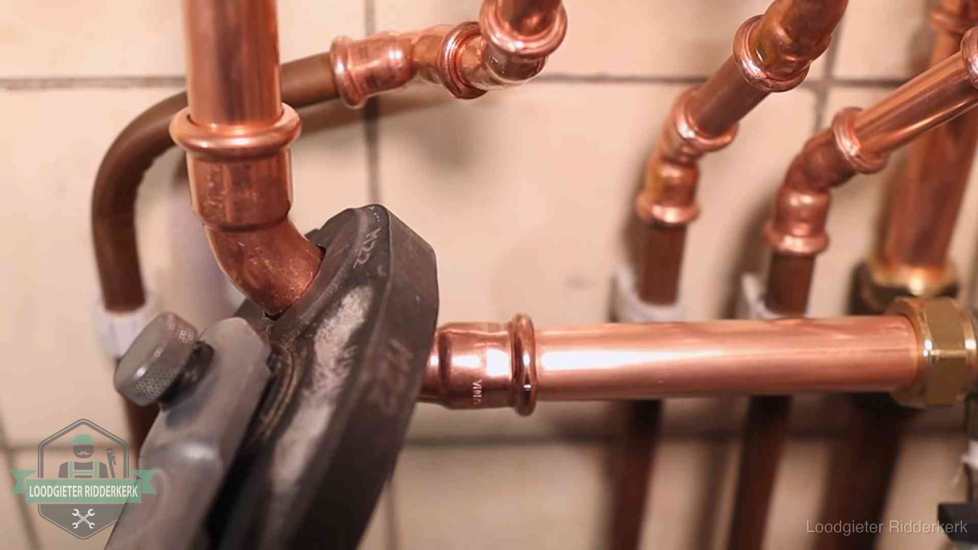Werkwijze van ons loodgietersbedrijf in Ridderkerk Persmachine perst een koperen fitting op nieuw leidingwerk in Ridderkerk