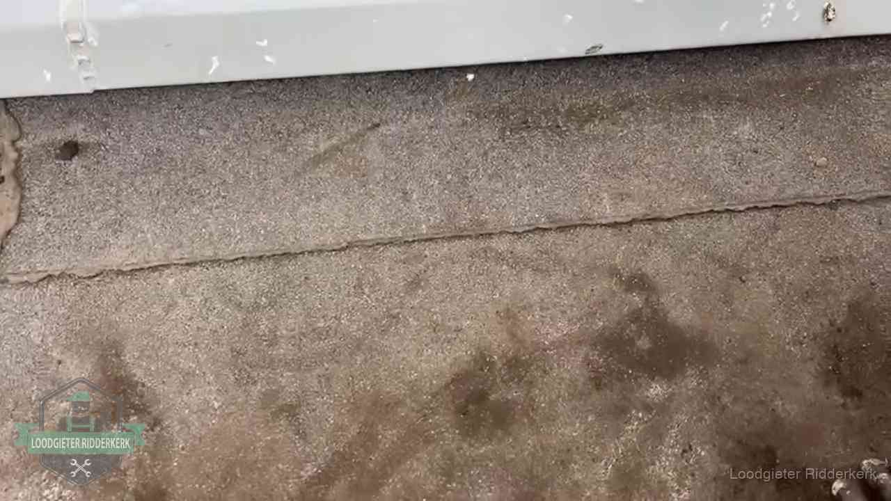 Vochtplekken bij de naad van een plat dak na aanhoudende regen in Ridderkerk