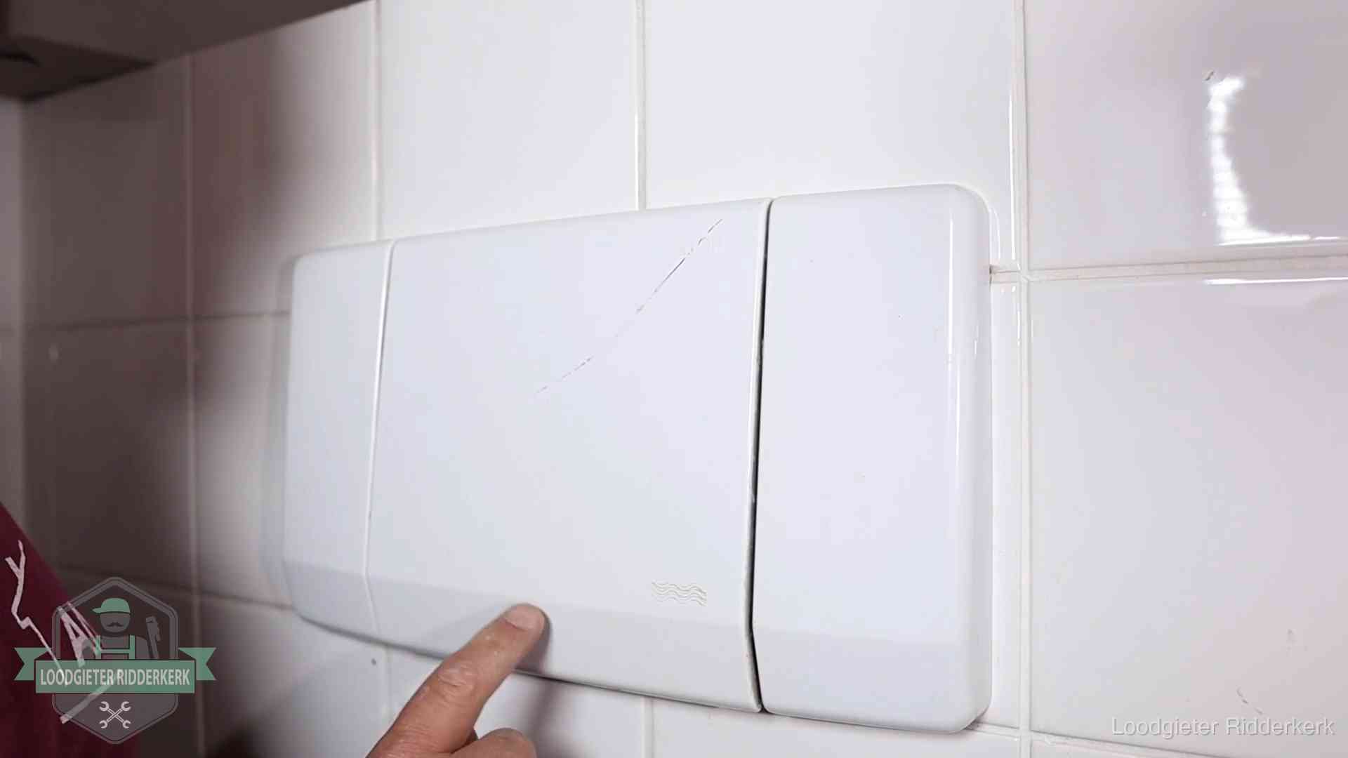 Bedieningspaneel van een inbouwreservoir van een hangend toilet in Ridderkerk