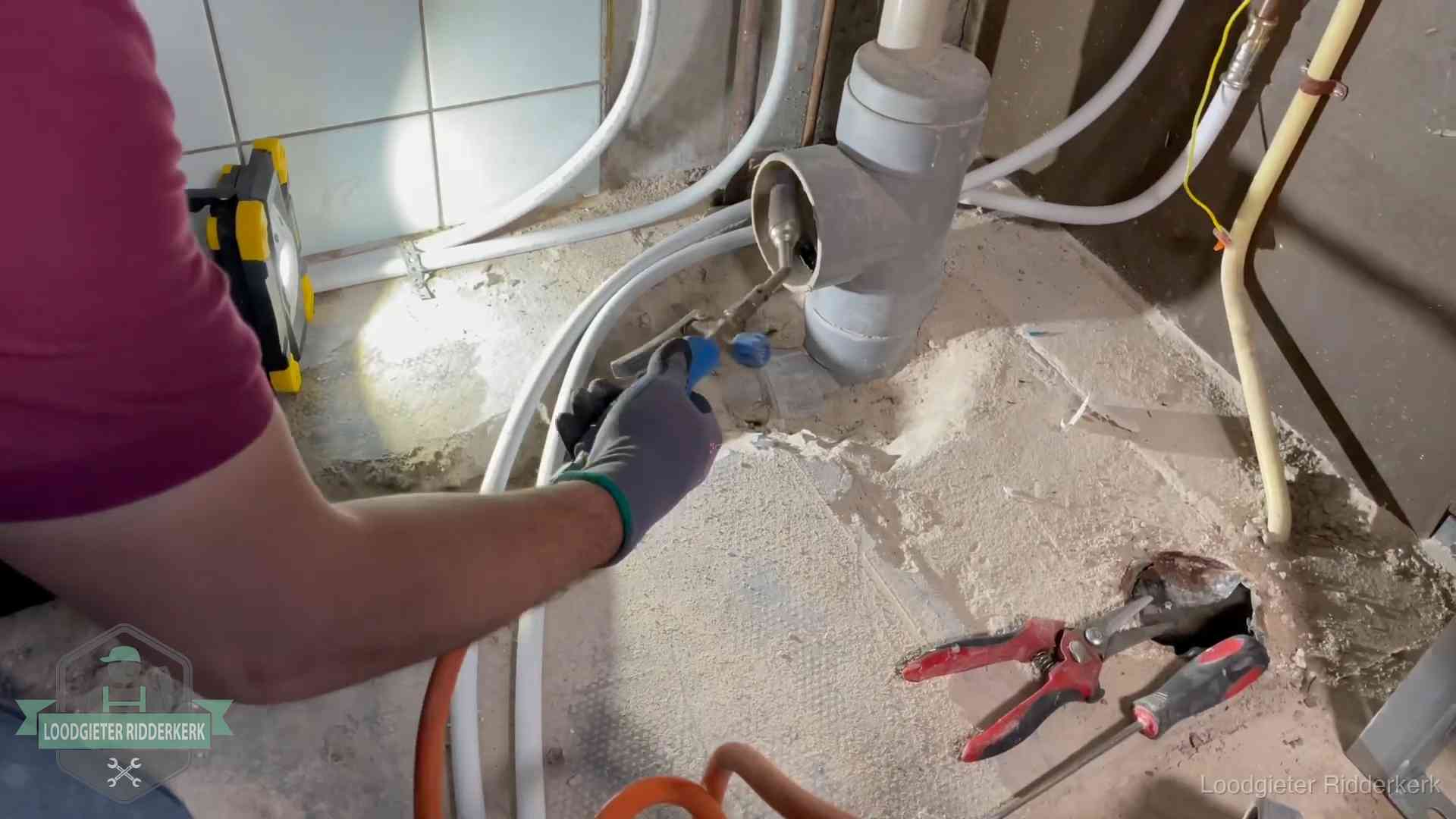 Standleiding en gedeelde leidingen in Ridderkerk Loodgieter werkt aan leidingen bij een pvc-standleiding in een appartement in Ridderkerk