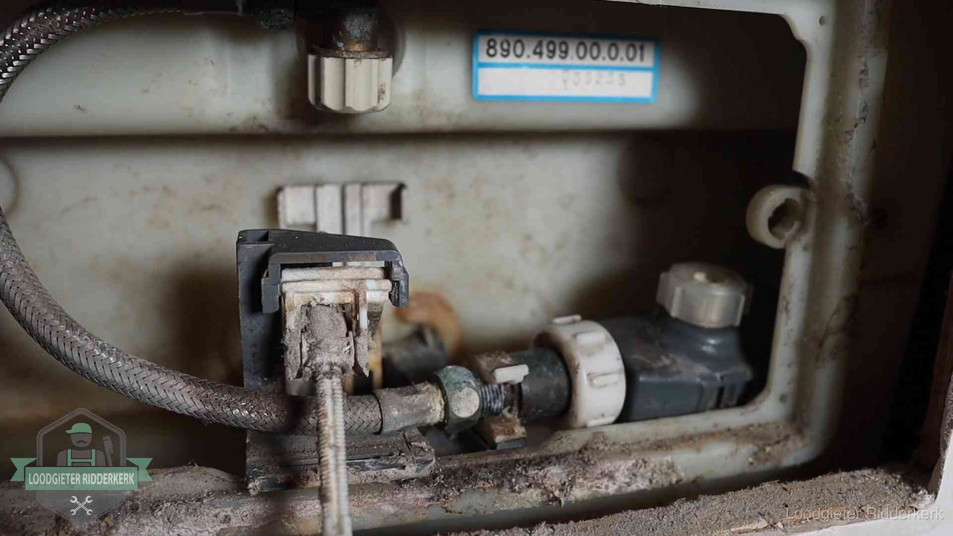 Verkalkt binnenwerk van een stortbak met vlotterkraan in Ridderkerk