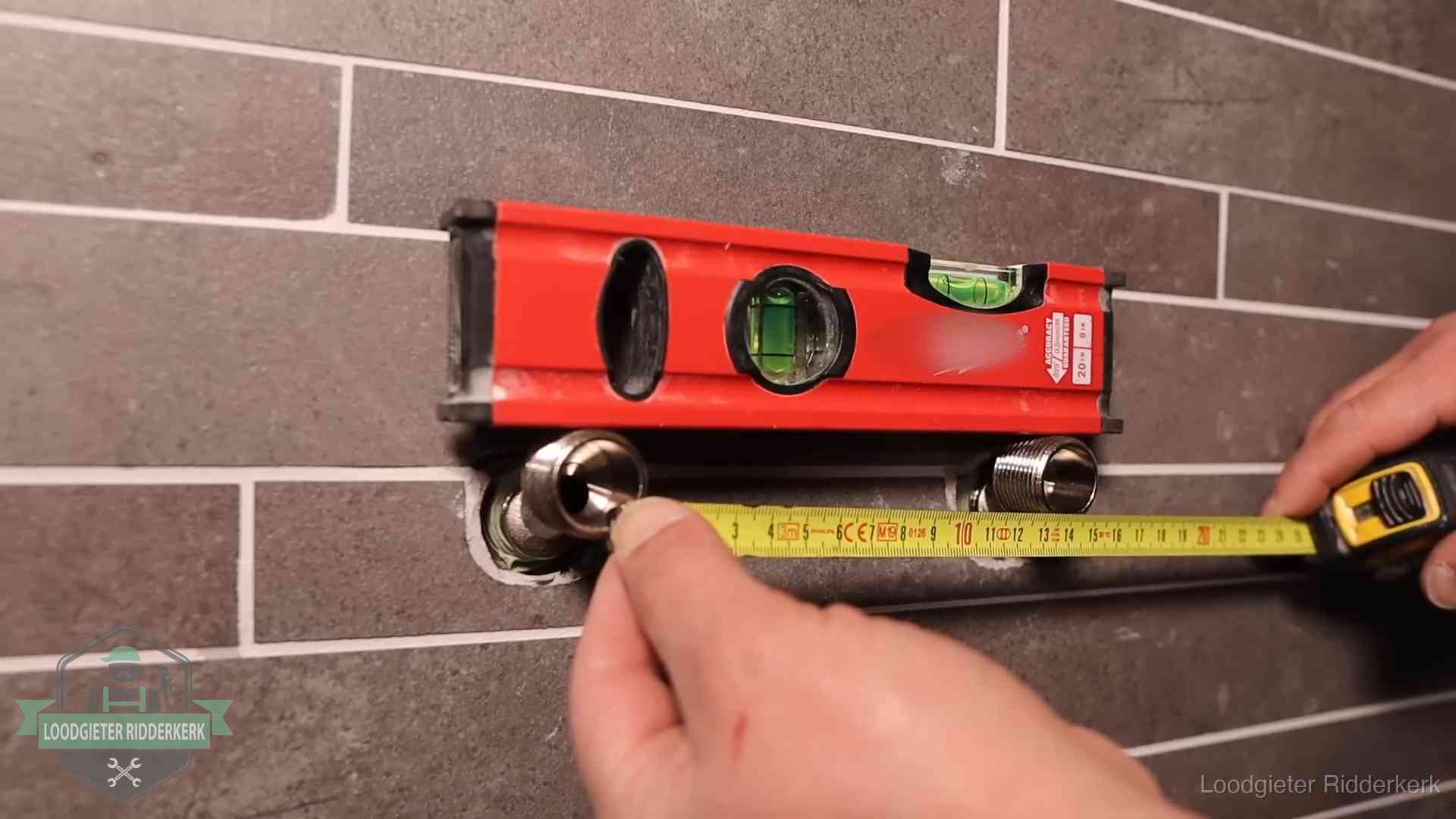 Kwaliteit en je vangnet als klant in Ridderkerk Waterpas en duimstok bij kraan-aansluitpunten in een badkamer in Ridderkerk