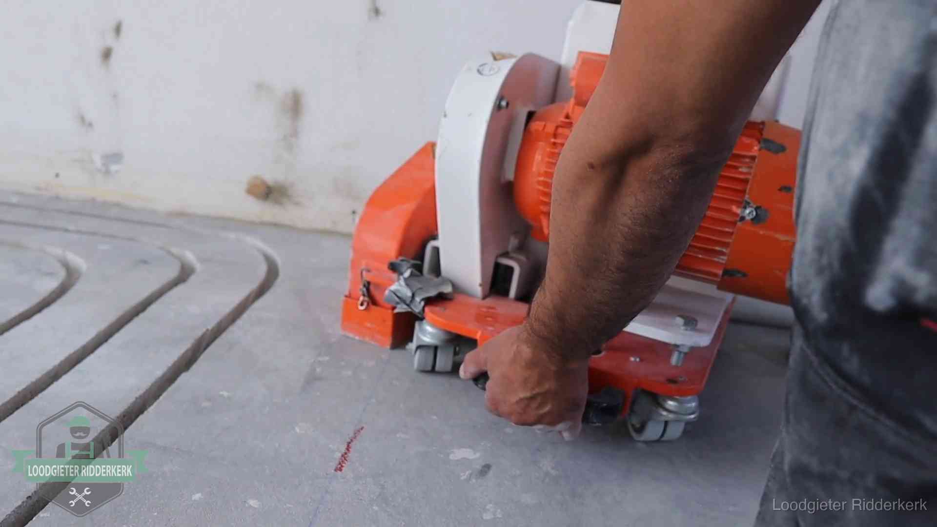 Lekkage in de vloerverwarming opsporen in Ridderkerk Sleuvenpatroon voor vloerverwarming in de dekvloer van een woning in Ridderkerk
