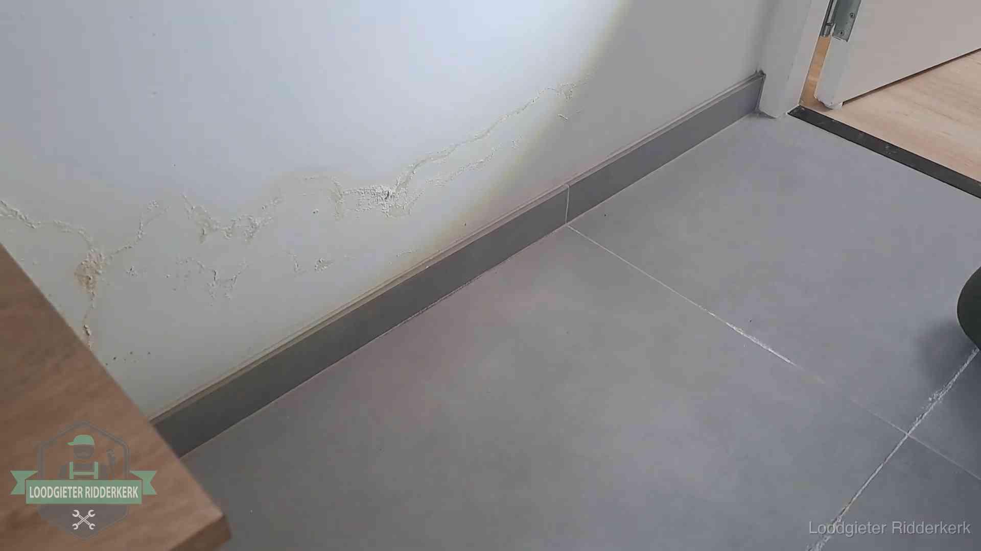 Waterschade met kalkuitbloeiing op een binnenwand in Ridderkerk, vastgelegd voor de verzekering