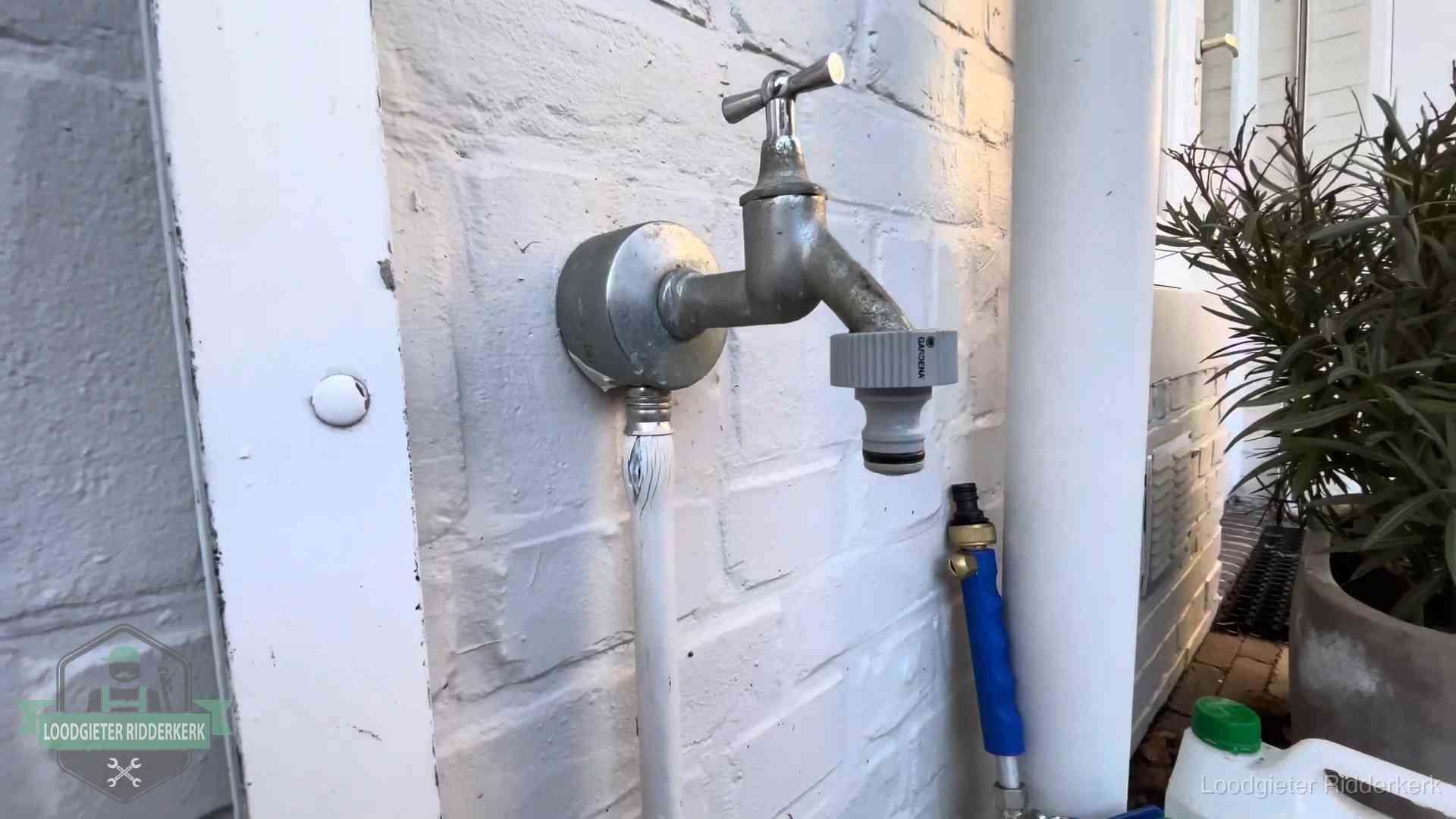 Hoge waterrekening in Ridderkerk Buitenkraan met slangaansluiting bij een woning in Ridderkerk, sluipverbruik zie je terug op de waterrekening