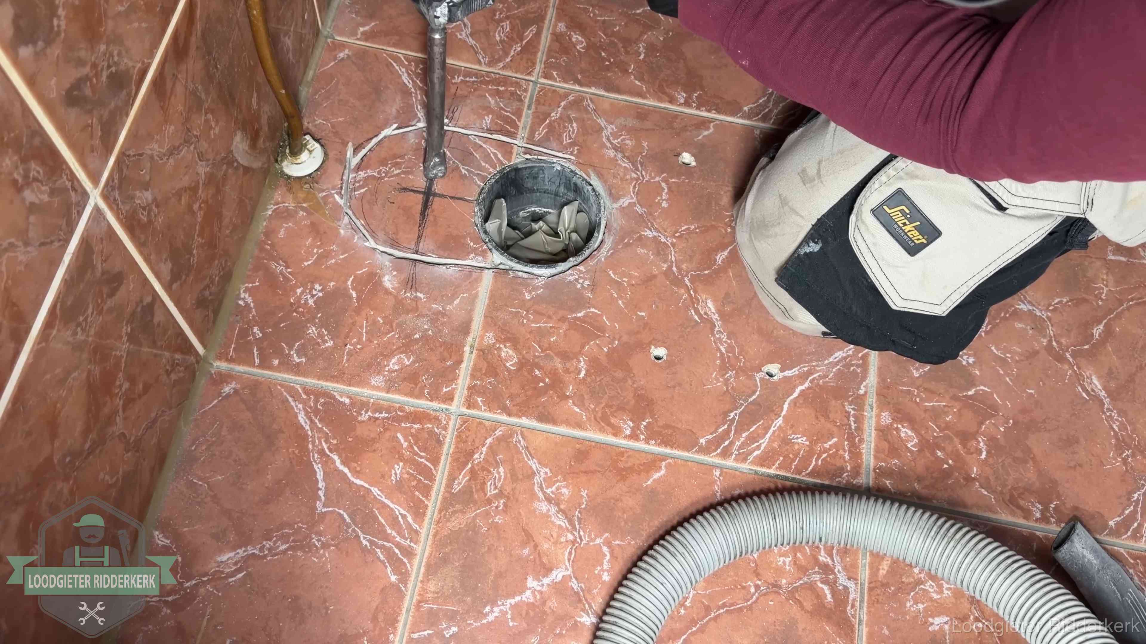 Open rioolaansluiting in de vloer waar de wc-pot is gedemonteerd in Ridderkerk