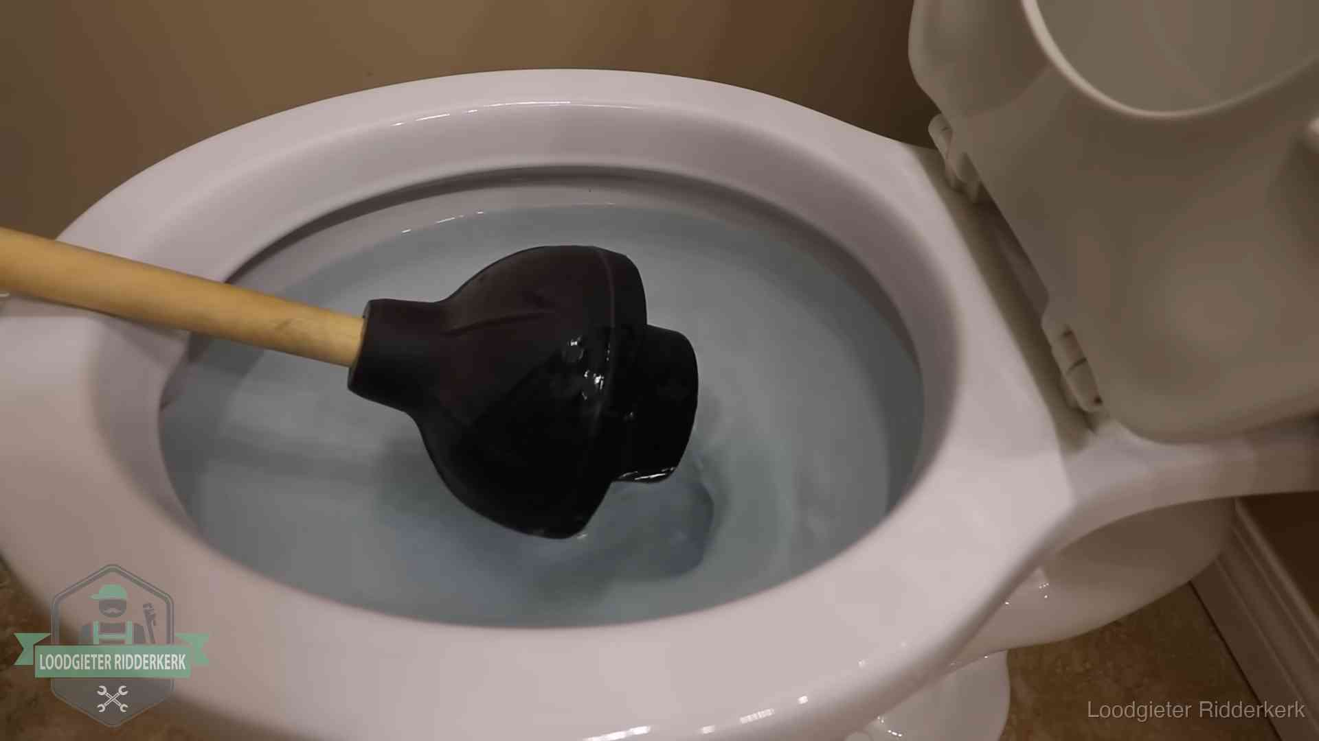 Plopper in een wc-pot die vol water staat in Ridderkerk