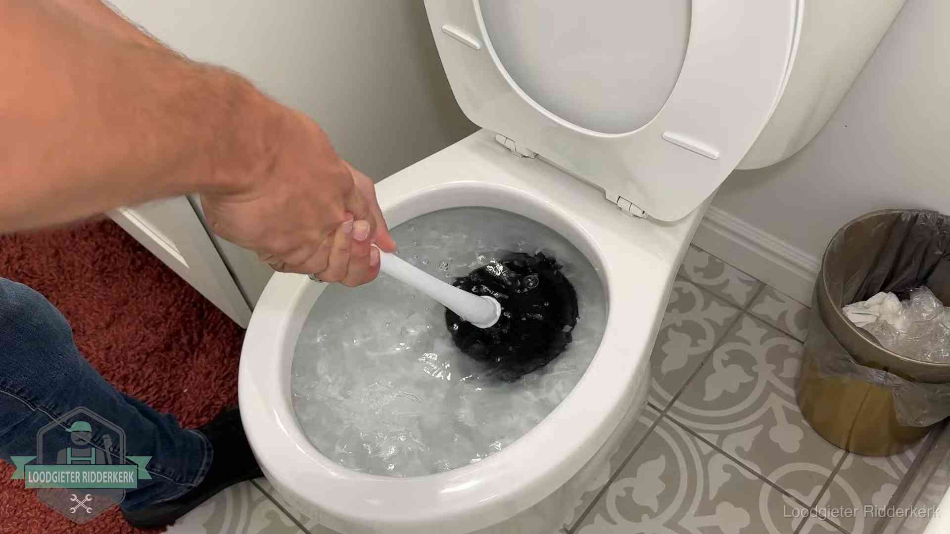 Zelf de wc ontstoppen met een plopper in Ridderkerk, het water kolkt in de pot