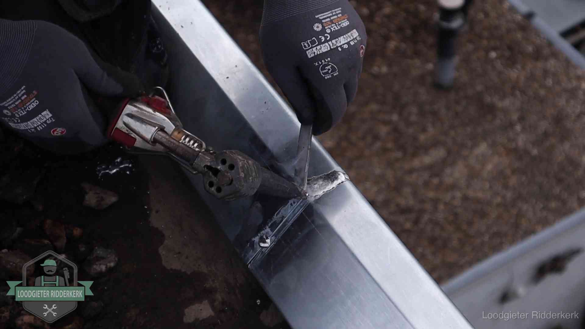 Zinken naad solderen op een dak in Ridderkerk, vakwerk waar het bij zelf repareren vaak misgaat