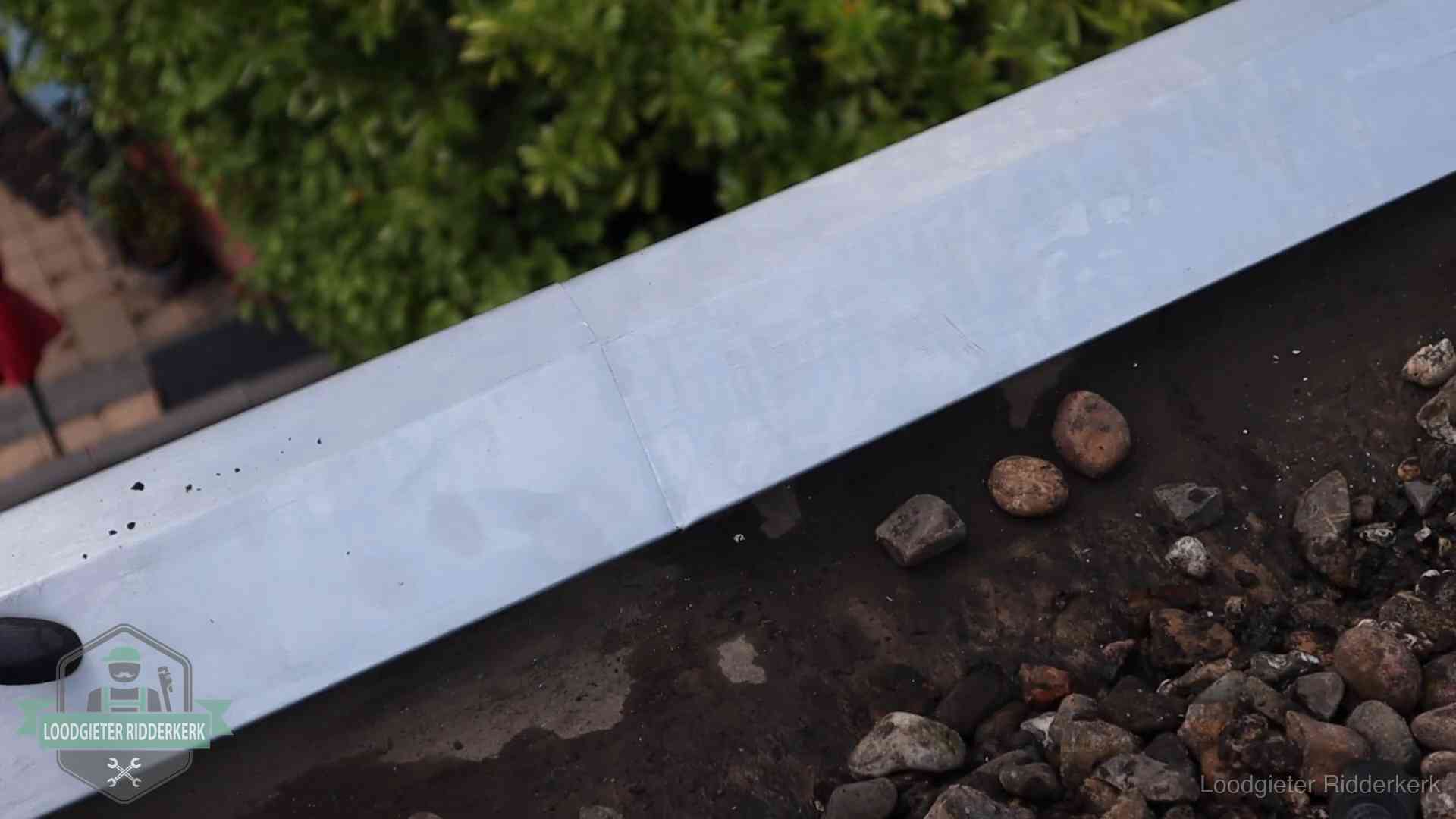 Strak gesoldeerd naaddetail in een zinken daktrim op een dak in Ridderkerk